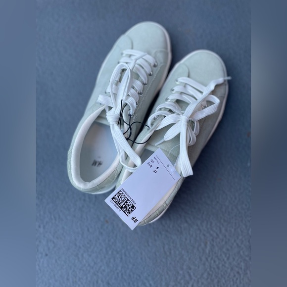 HM Mint Sneakers - Picture 3 of 3